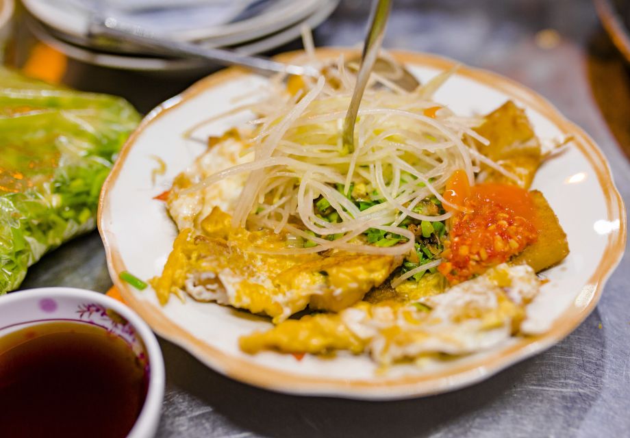 Ho Chi Minh City: Private Street Food Evening Walking Tour - Bánh Xèo and Bánh Khọt: the crisp start that sets expectations