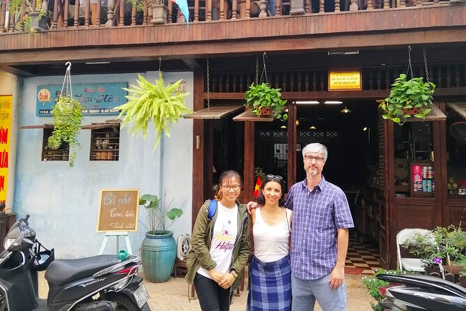 Ho Chi Minh City private walking tours with young local volunteers - District 1 and the Independence Palace area: the fastest way to get your bearings