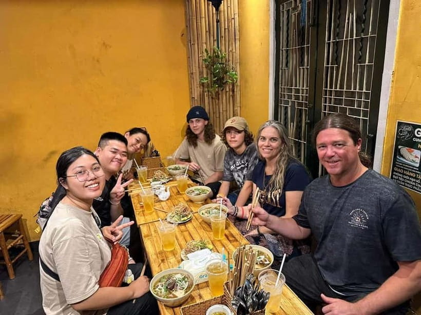 Ho Chi Minh: Street Food & Sightseeing Tour with Local Guide - First Bites in Ho Chi Minh City: A Light Snack to Set the Mood