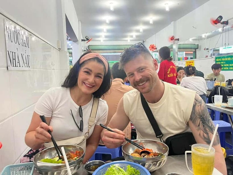 Ho Chi Minh: Street Food & Sightseeing Tour with Local Guide - Nguyen Thien Thuat Apartment Park: Old Saigon Life and a Proper Meal