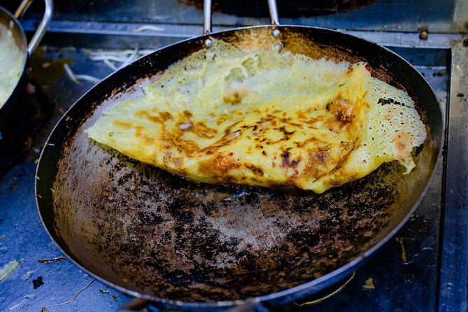 Private Street Food Evening Walking Tour in Ho Chi Minh City - Stop 1 at Street Food Man: the rice-pancake duo (Banh Xeo and Banh Khot)