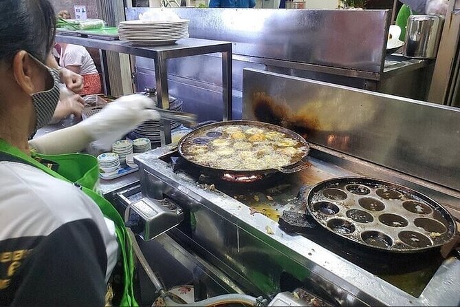 Saigon Evening Walking Street Food Tour - Bánh Xèo and Bánh Khọt: The Pancake Stop That Explains Southern Texture