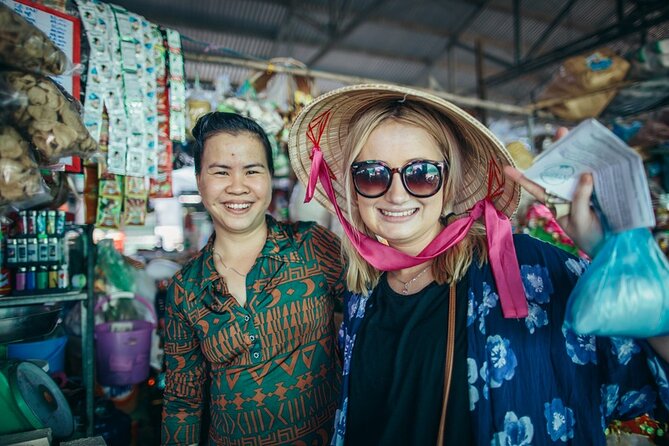 Saigon Night Bites on Foot: Local Vendors, Stories & Sweet Finish - H2: Timing the 5pm start for cooler walks and better appetites