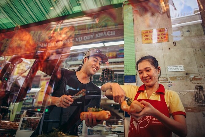 Saigon Night Bites on Foot: Local Vendors, Stories & Sweet Finish - H2: The first bites at Nguyễn Công Trứ: Hu Tieu Bo Kho and xa xiu