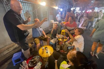 Saigon Night Craft Beer and Street Food By Scooter and motorbike - Stop 2 on Nguyễn Thiện Thuật: the street-food heart of the night
