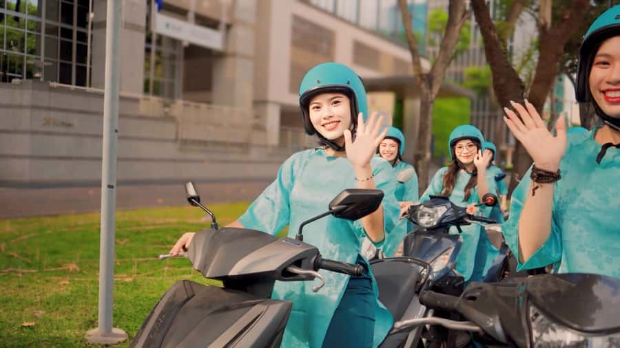 Saigon: Street Food Tasting & Sightseeing Tour by Motorbike - Scooters in traffic: how this stays manageable
