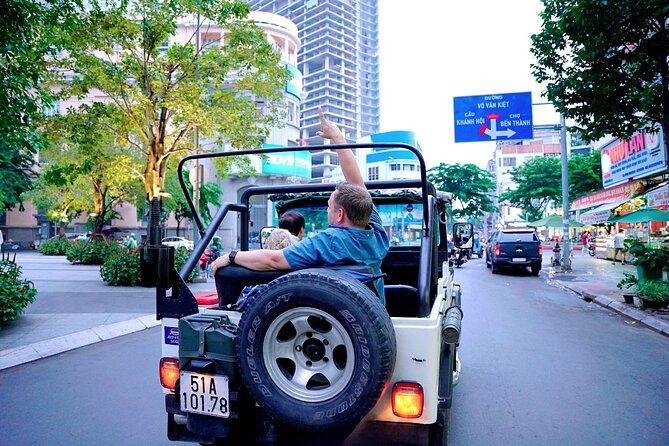 Small-group Saigon City Tour: 4-Hour Must-see Iconic Landmarks - Jade Emperor Pagoda and Ben Thanh Market: religion and daily life