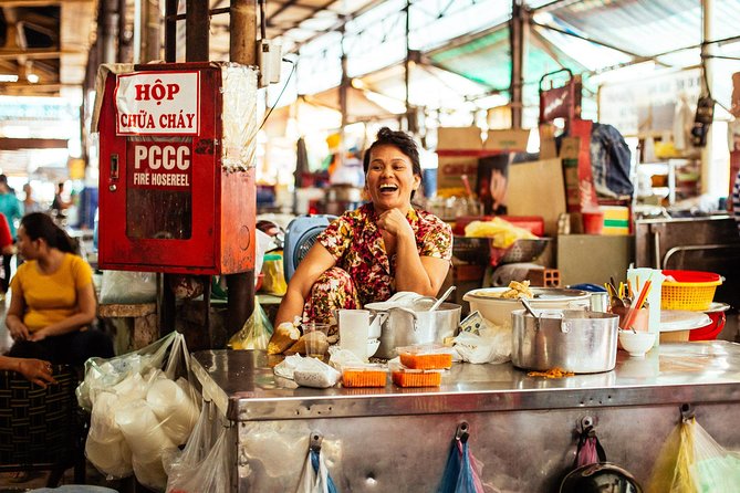 The 10 Tastings of Ho Chi Minh City With Locals: Private Street Food Tour - Using a private guide to read Saigon street food