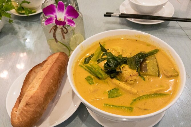 The Coolest Vegan Food Tour by Motorbike in Ho Chi Minh City - Le Van Tam Park: kumquat-coconut start and an easy warm-up