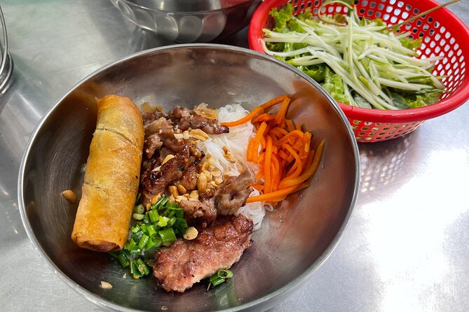 Top Notch Street Food Motorbike Tour In Ho Chi Minh City - Stop-by-Stop: Le Van Tam Park to Chinatown Bánh Xèo